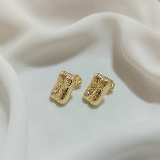 BRINCO RETANGULO MARTELADO DOURADO 1 ZIRCONIA.
