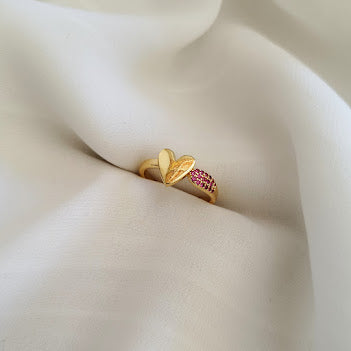 Anel coração liso + fileira cravejada rosa.